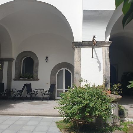 La Casa Delle Camelie Hotel Meta Bagian luar foto